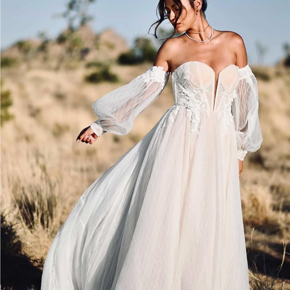A-LINE WEDDING DRESS WITH SWEETHEART NECKLINE AND DETACHABLE SLEEVES